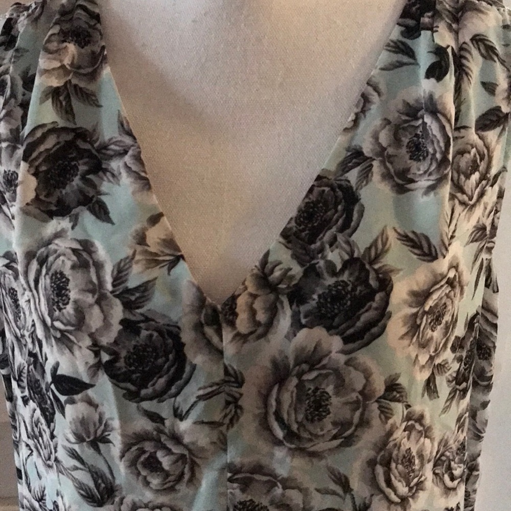 ⭐️ SOLD ⭐️ Torrid Green Floral Woman’s Top Size L - Picture 3 of 5